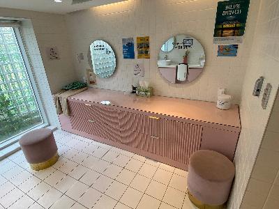 1층 여자화장실 파우더룸